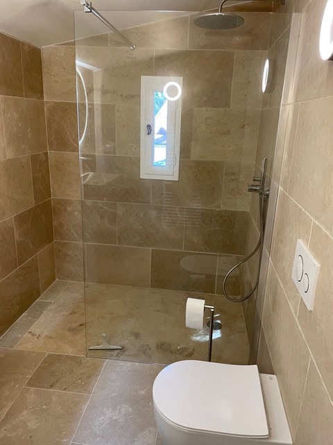 Barrierefreies Bad mit Naturstein-Fliesen, Duschen, Wellness-Atmosphäre, moderne Einrichtung La Combe de la Dame.