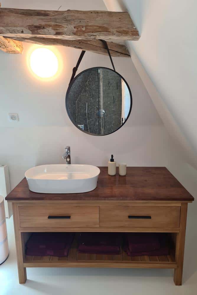 Spiegel, Waschbecken und Holzunikate.