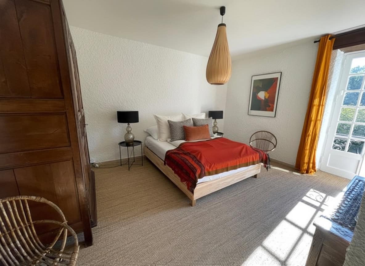 Helles Schlafzimmer mit Balkonzugang, bequemen Betten und moderner Dekoration im Landhausstil.