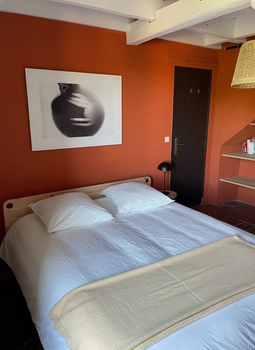 Modernes Zimmer bei La Combe de la Dame mit rustikalem Flair, ruhiger Atmosphäre, ideal für Entspannung.