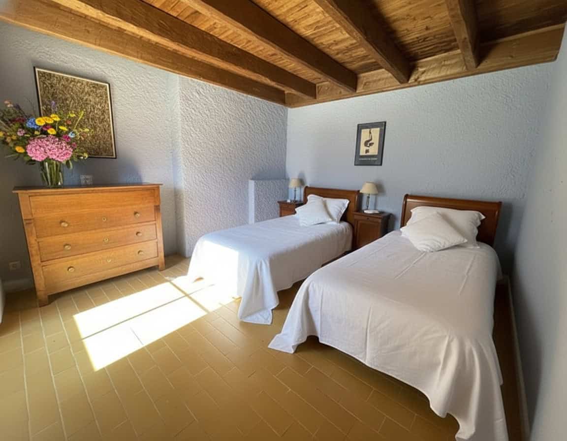 Einladendes Schlafzimmer in La Combe de la Dame mit zwei Einzelbetten, Hölzern und natürlicher Beleuchtung.