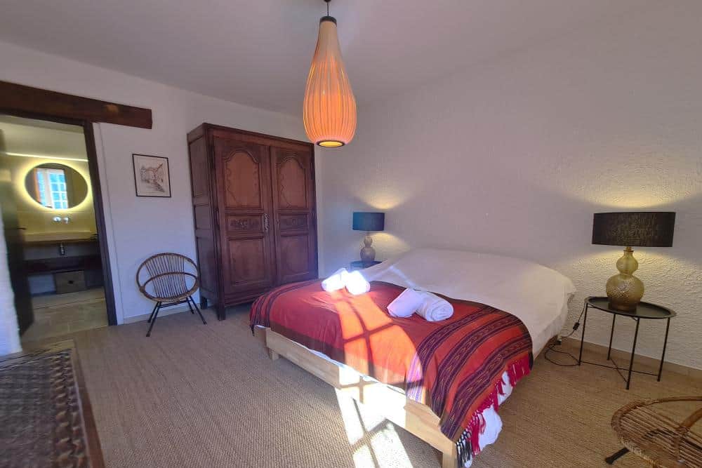 Gemütliches Schlafzimmer in der Combe de la Dame mit Vintage-Möbeln und natürlichem Licht.