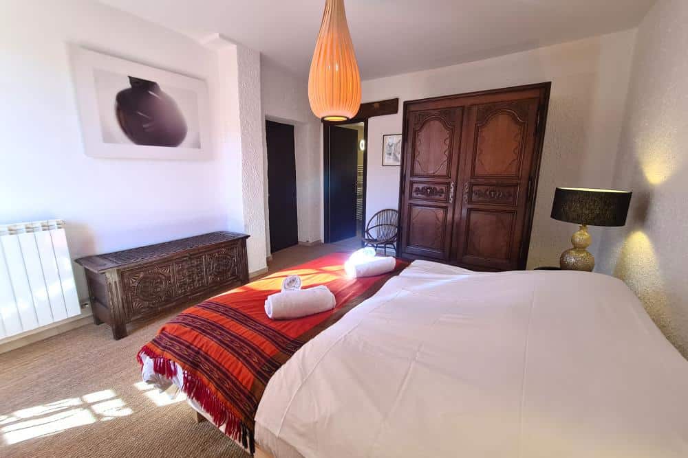 Gemütliches Schlafzimmer mit Vintage-Möbeln, kuscheligem Bett, natürlichem Licht und romantischer Dekoration.