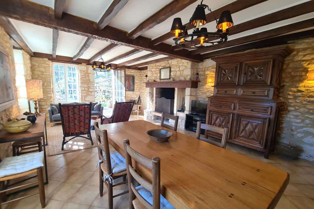 Rustikale Inneneinrichtung, Natursteinwände, Holzdecken, moderne Komforts.