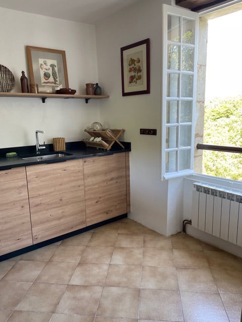 Helle Küche mit Fensterblick, modern ausgestattet, ideal für Ihren Aufenthalt in La Combe de la Dame.