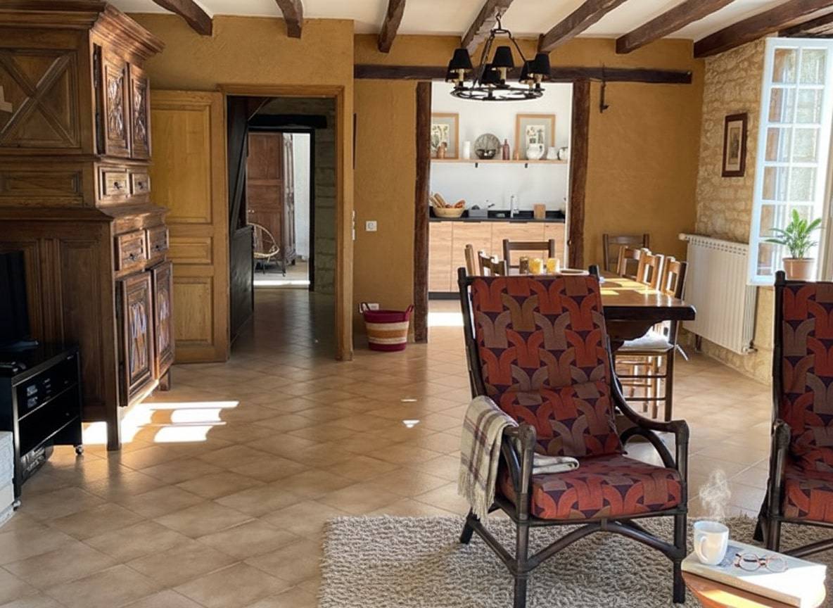 Vintage-dekore Wohnzimmer mit Holzbalken, gemütliche Atmosphäre, La Combe de la Dame.