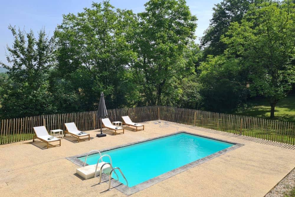 Ein ruhiger Pool im Grünen bei La Combe de la Dame, ideal zum Entspannen und Erholen.